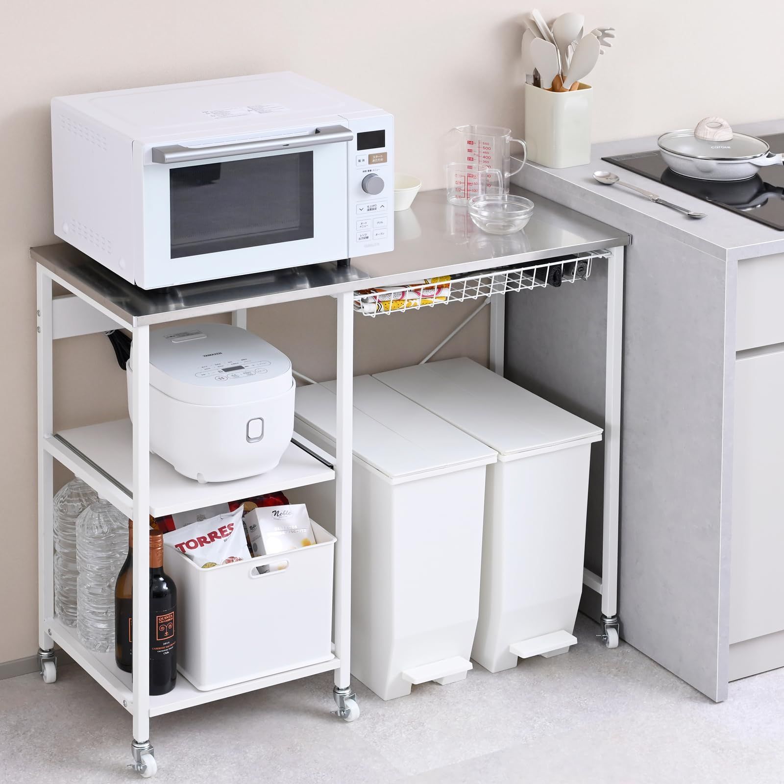 キッチンカウンター 2口コンセント付き 左右入れ替えできるスライド棚付き キッチンボード レンジ台 バスケット引き出し ステンレス天板耐熱温度 200度 幅100×奥行41×高さ85cm キッチン 収納 ラック 組立品 ホワイト