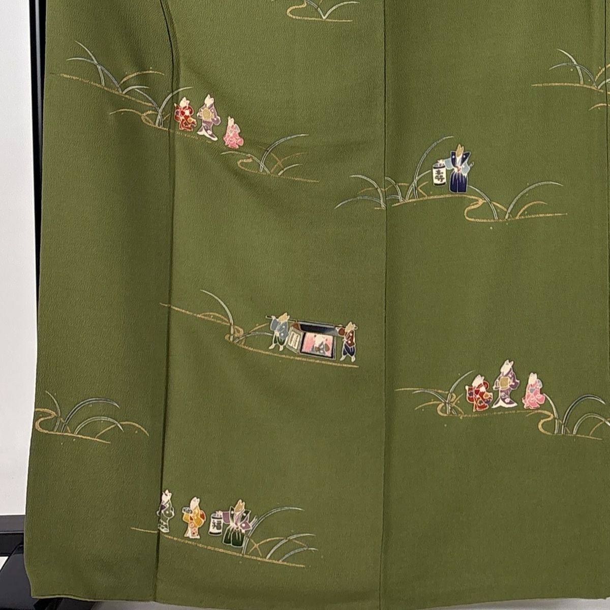 付下げ 身丈166cm 裄丈67cm M 袷 ホリヒロシ 落款 狐の嫁入り 金彩 縮緬 鶯色 正絹 一つ紋