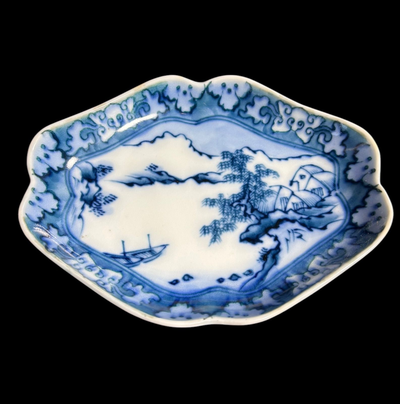 古伊万里　染付け変形皿　風景画　２客揃 古伊万里 染付け変形皿 風景画 2客揃