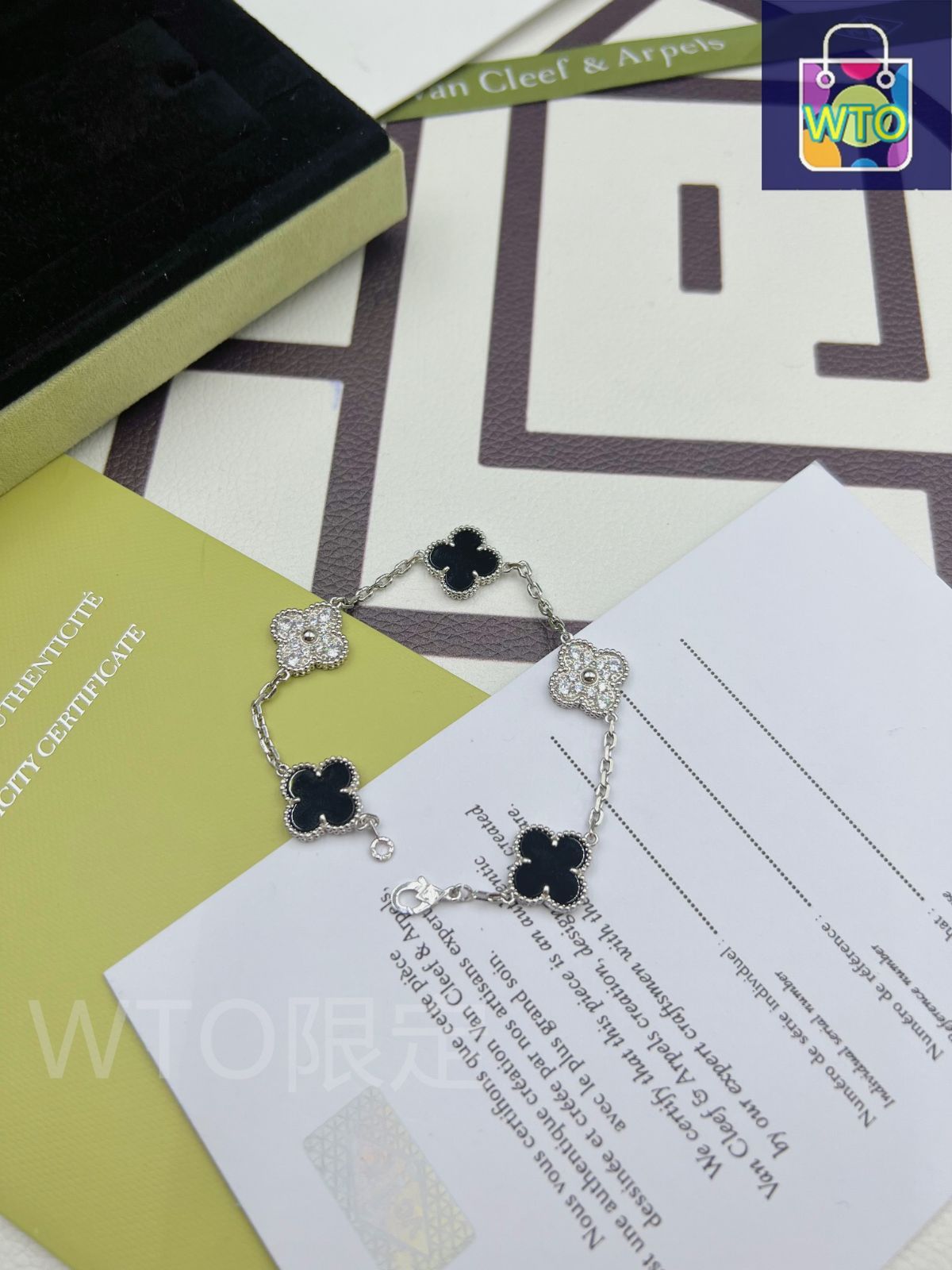 Van Cleef & Arpels クローバーブラックストーンブレスレット Van Cleef & Arpels クローバーブラックストーンブレスレット