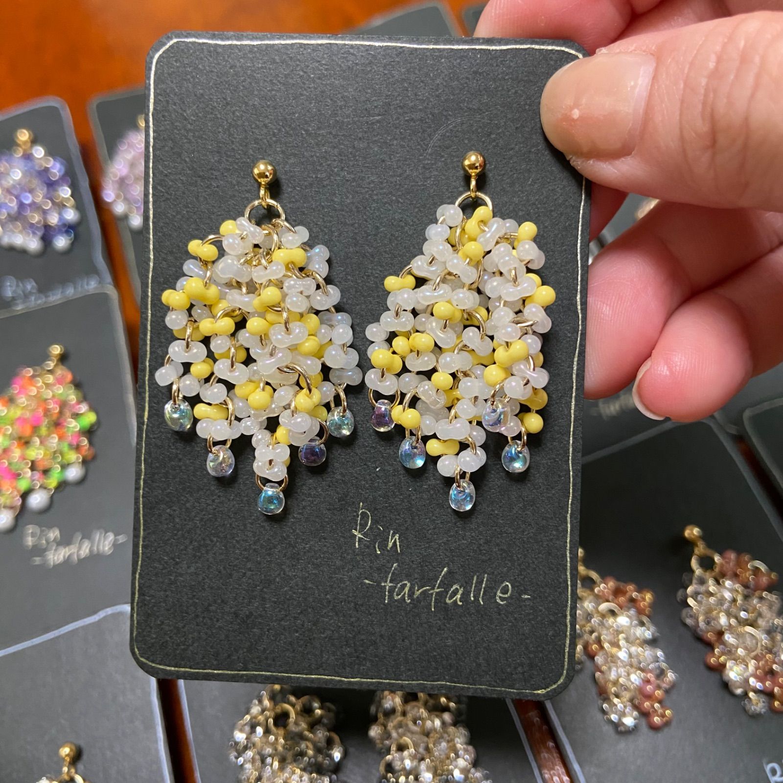 チェコビーズピアス ハンドメイドピアス ハンドメイドイヤリング つぶつぶピアス 黄色ピアス ジャラジャラ - Rin-farfalle - メルカリ