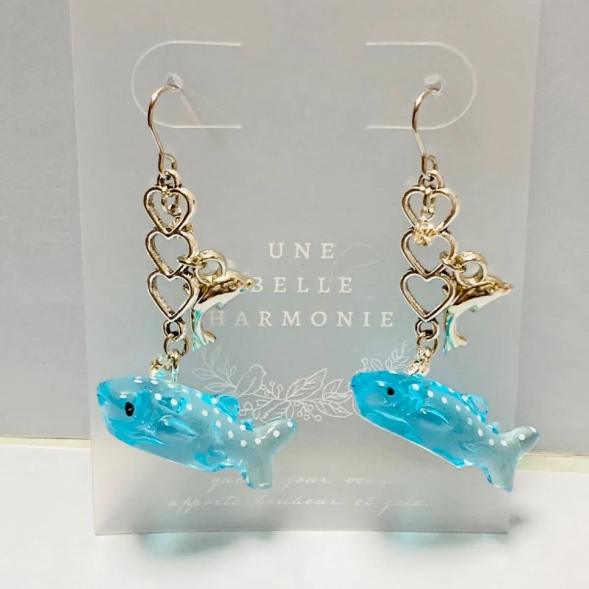 ハンドメイド シルバーイルカ&ジンベイザメ(ライトブルー)〈ピアス 