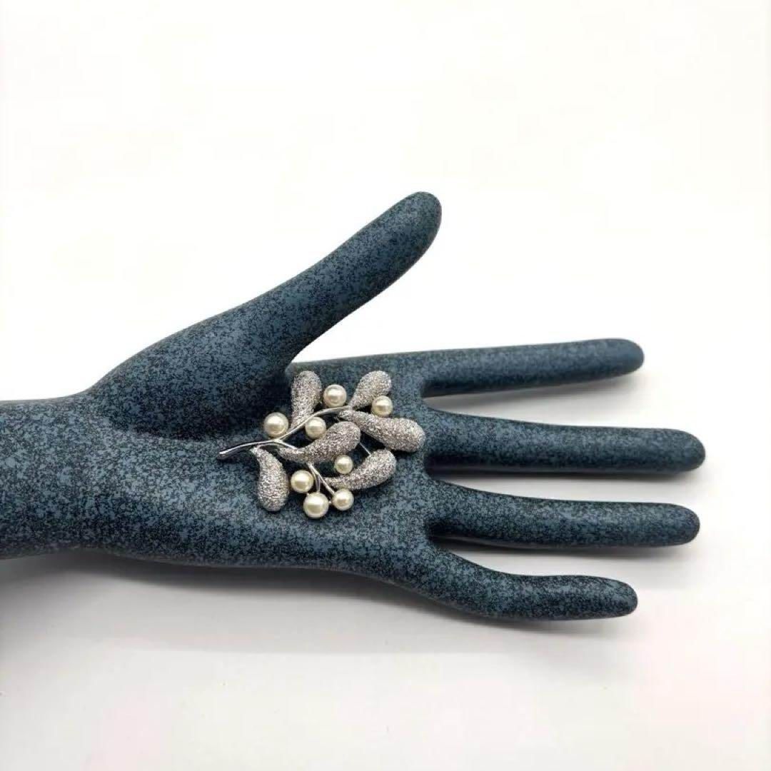 TRIFARI 1950年代ヴィンテージ 宿り木のブローチ - メルカリ