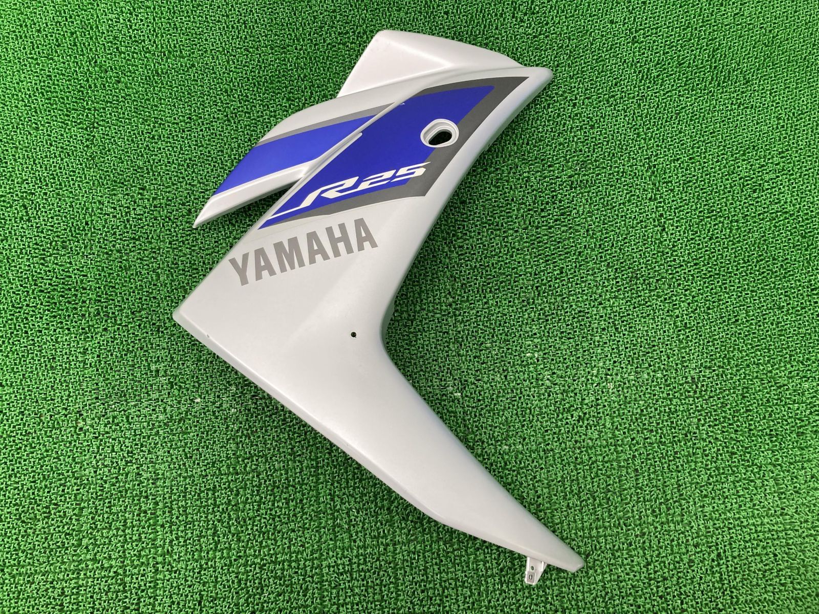 YZF-R25 サイドカウル 右 銀 1WD ヤマハ 純正 中古 バイク 部品 RG10J ペイント素材に 割れ欠け無し 品薄 希少品 車検 Genuine