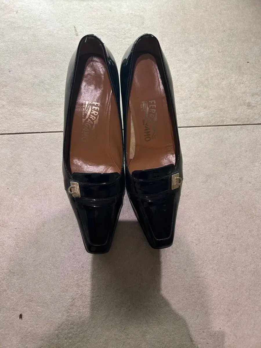 FERRAGAMO フェラガモ パテント ローファー ヒール