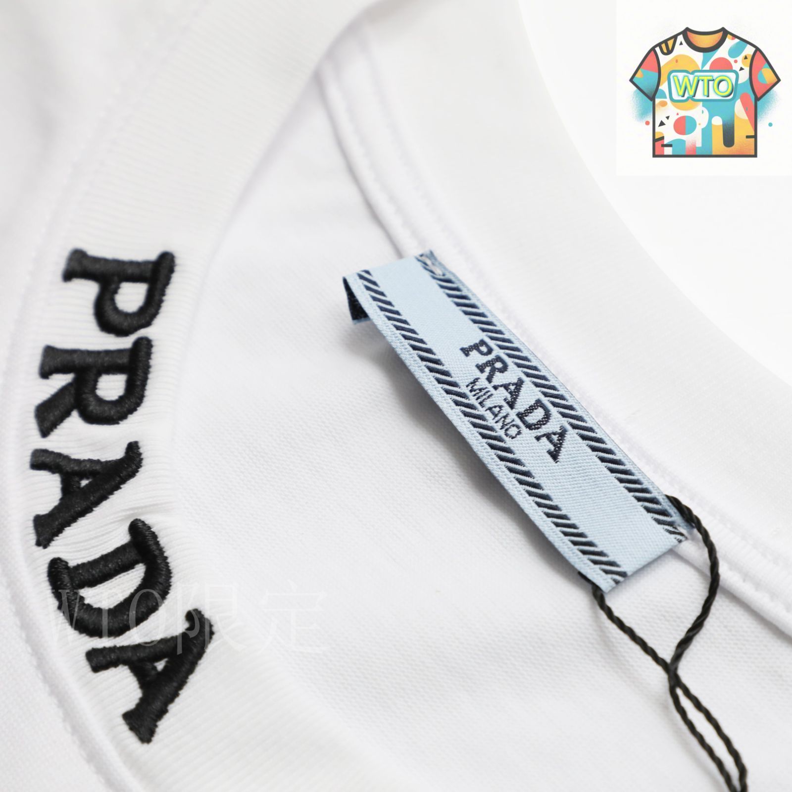 haruka 様PRADAプラダトップス　首元ロゴ　胸元ロゴマーク刺繍でおしゃれ 今日特価】Prada 襟口刺繍三角マーク 丸首半袖 T プラダ - メルカリ