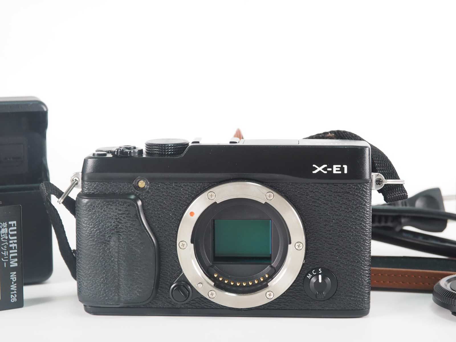 富士フィルム Fujifilm Fuji X Series X-E1 16.3MP Digital SLR Camera Body Black Z4943A