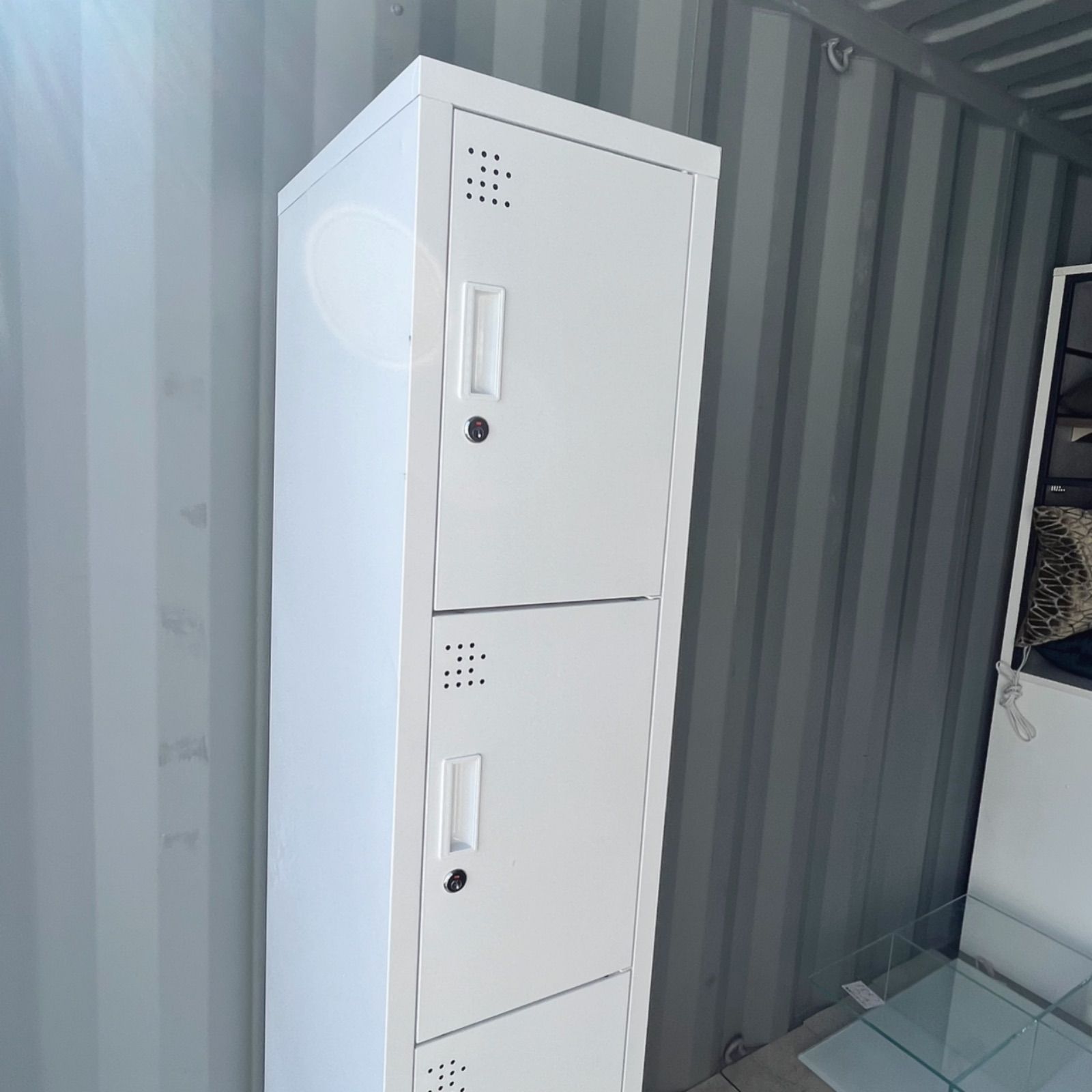 取付無料 おしゃれホワイトインテリアスチール四段ロッカー 下駄箱 鍵付き