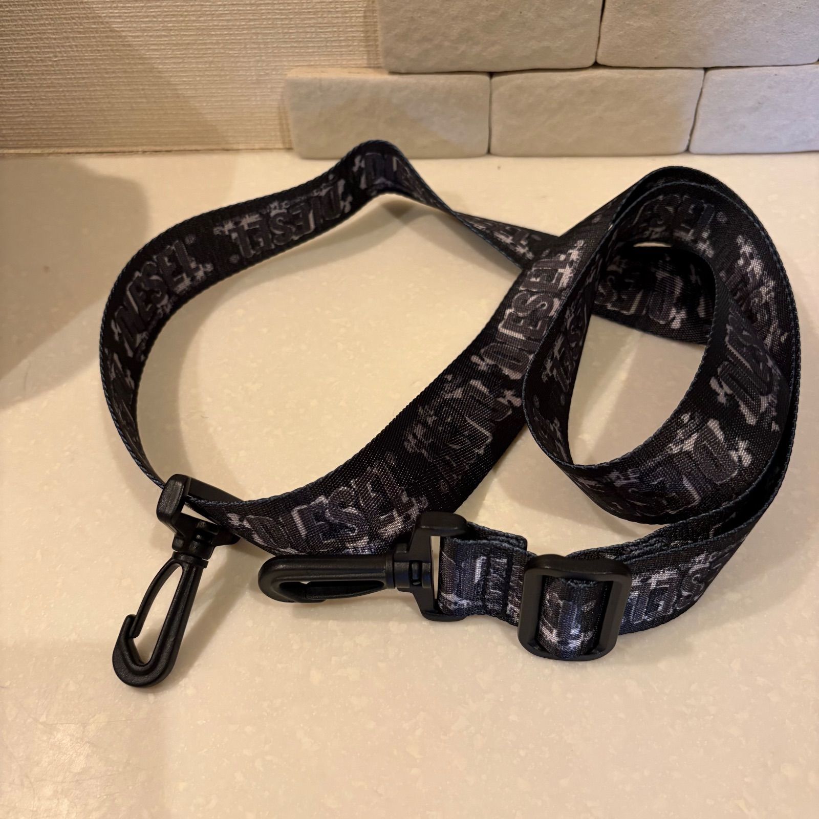 ディーゼル ボストンバッグ RAVE DUFFLE 40L チャコールグレー ディーゼル ボストンバッグ RAVE DUFFLE 40L チャコールグレー