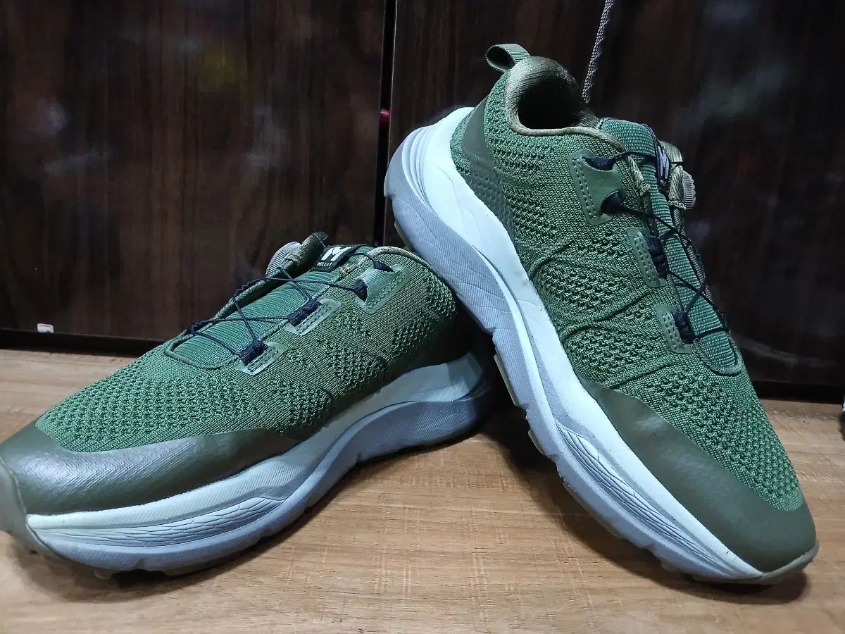 軽量ハイキングブーツ