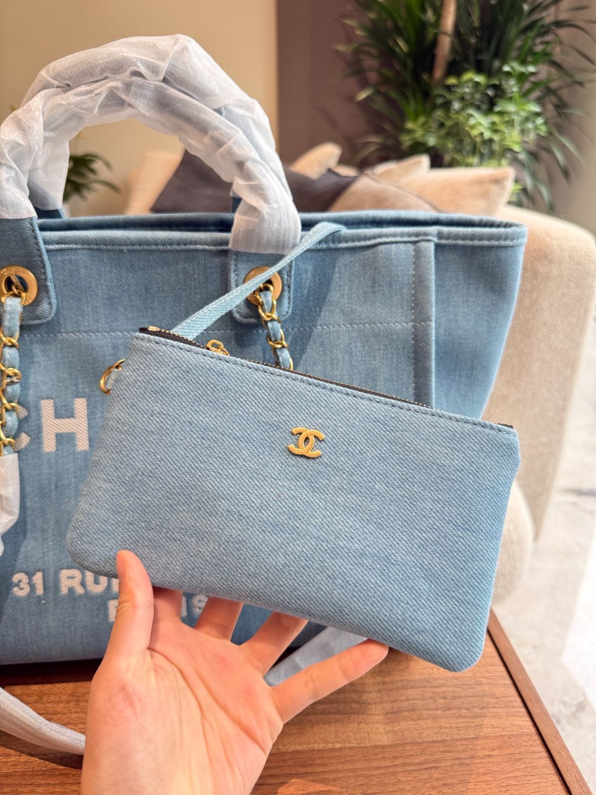 夏映えデザイン CHANEL デニムバッグ ココビーチ 2025 新作 フラップ バッグ、プリント デニム、ホワイト & ブルー