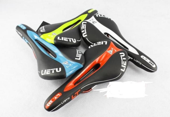 自転車サドル スポーツバイク仕様 薄型 ブラック青ライン 自転車サドル スポーツバイク仕様 薄型 ブラック青ライン