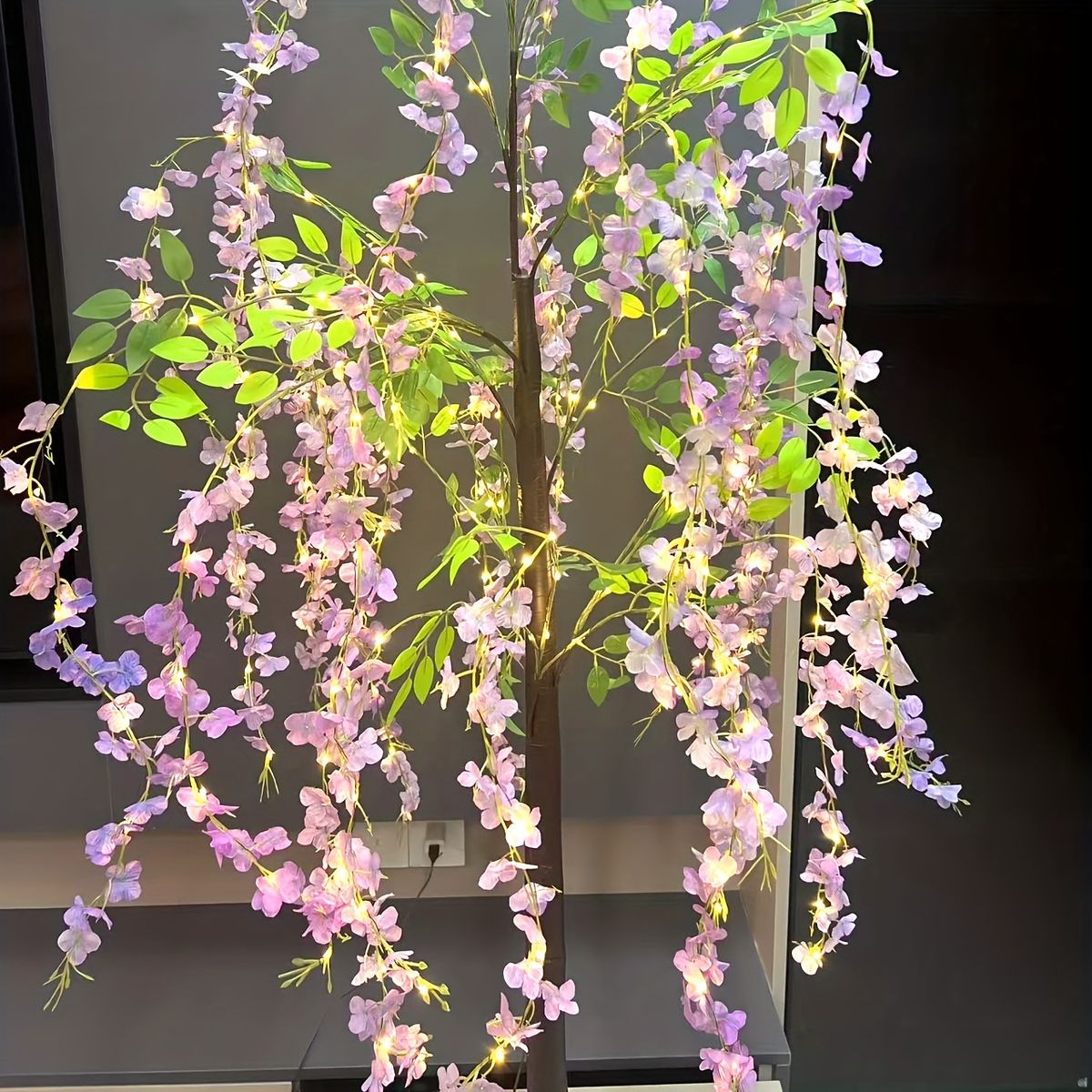 送料無料でお届けします。 LEDウィステリアツリーライト 1.2m 1.5m 1.8m 3サイズ展開 USB給電式 室内 人工植物モチーフ 幻想的な光でお祝いムードを演出 結婚式 パーティー クリスマス 感謝祭 誕生日 卒業式 ハロウィンに 約1.8m 【限時特価】