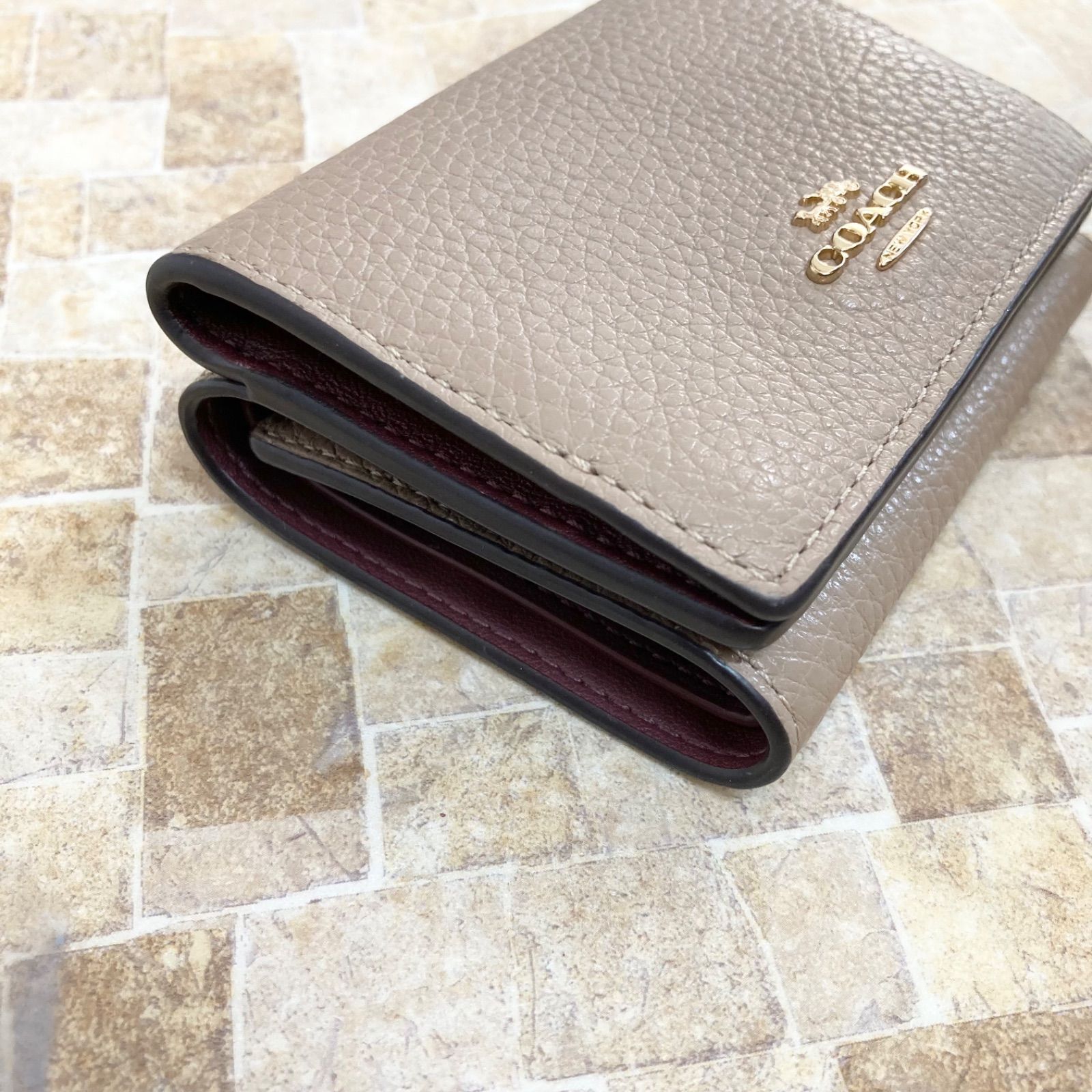 美品】COACH コーチミニ財布 三つ折り財布 シンプル 無地 トープ 