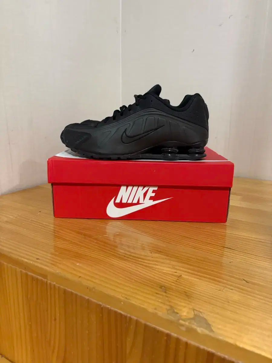 ナイキ ショックス R4 ブラック ブライト クリムゾン 280