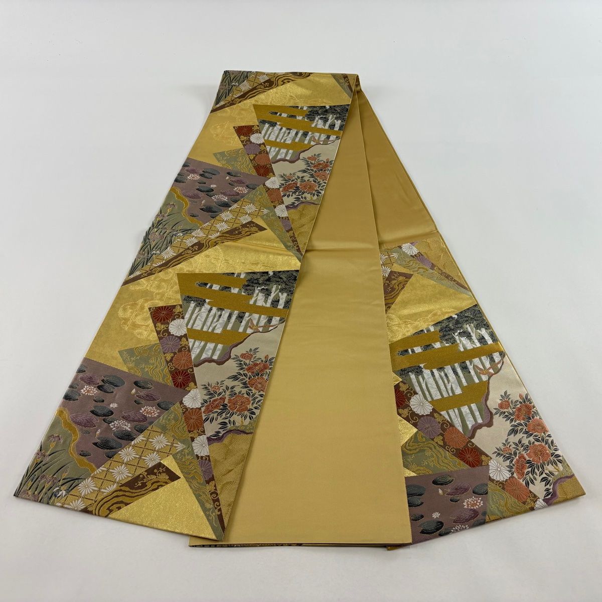 六通袋帯　正絹　刺繍　地色は金色 袋帯 美品 秀品 蓮 ヱ霞 金糸 刺繍 金色 六通 正絹 【中古