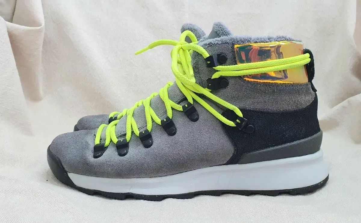 NIKE ナイキ ACG ミッド アストリア スニーカー 235