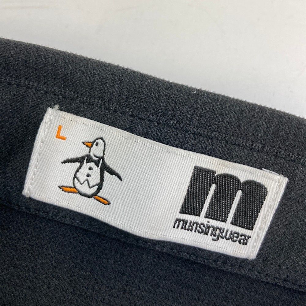 サイズ：L MUNSING WEAR マンシングウェア  長袖ポロシャツ ロゴ刺繍  ブラック系 [240101431123] ゴルフウェア メンズ ストスト サイズ：L MUNSING WEAR マンシングウェア 長袖ポロシャツ ロゴ