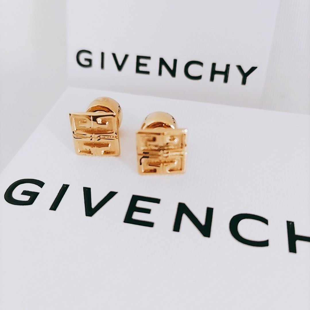 新品未使用】GIVENCHY 4G メタル ピアス ジバンシー ゴールド 両耳 ユニセックス - メルカリ