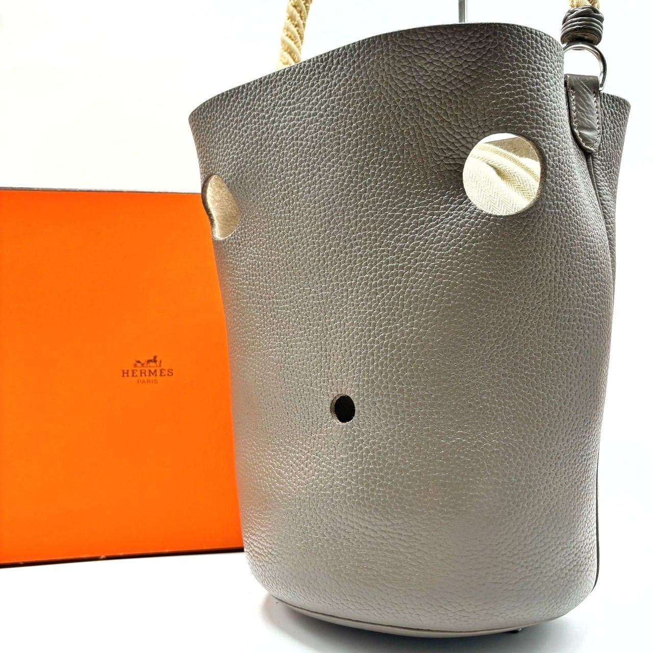 ✨希少品✨ HERMES エルメス ショルダーバッグ トートバッグ バケツ型 マンジョワール GM ロゴ型押し シルバー金具 ◻︎I刻印 編み込み  トリヨンクレマンス 肩掛け レディース エトゥープ グレー 灰色 - メルカリ