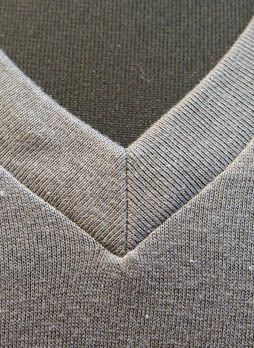 VネックTシャツ