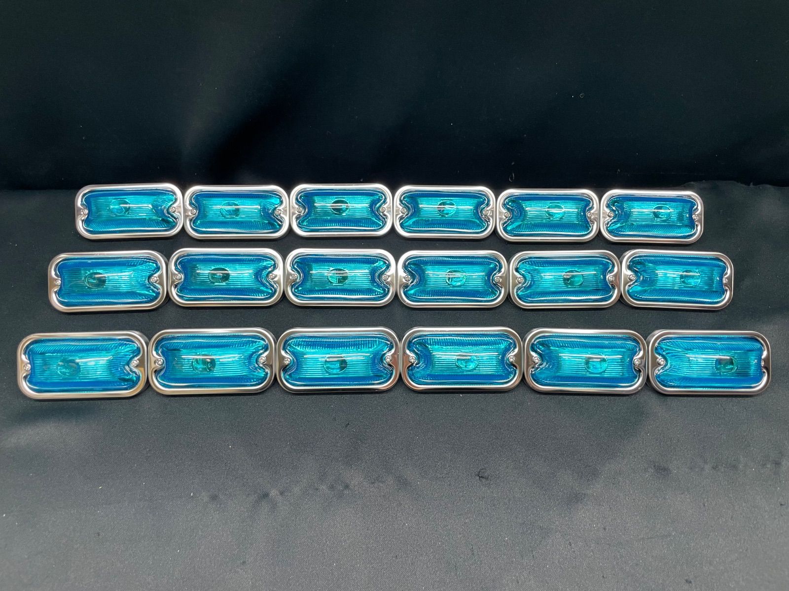 S-80DXデベソランプ 18個 スカイブルー 水色 でべそ角マーカー 板橋用品製作所 電球式 24V12W 樹脂 前開き レトロ デコトラ かまぼこ