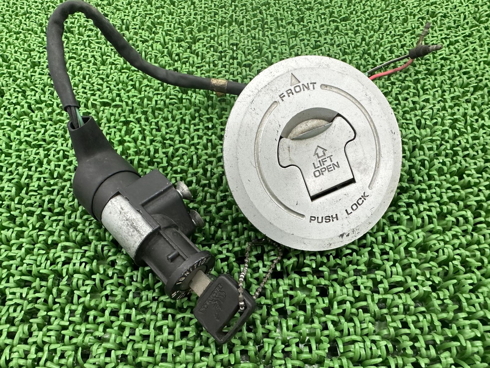 NSR50 キーセット ホンダ 純正 中古 バイク 部品 AC10 タンクキャップ キーシリンダー キー1本 修復素材に 割れ欠け無し 車検 Genuine