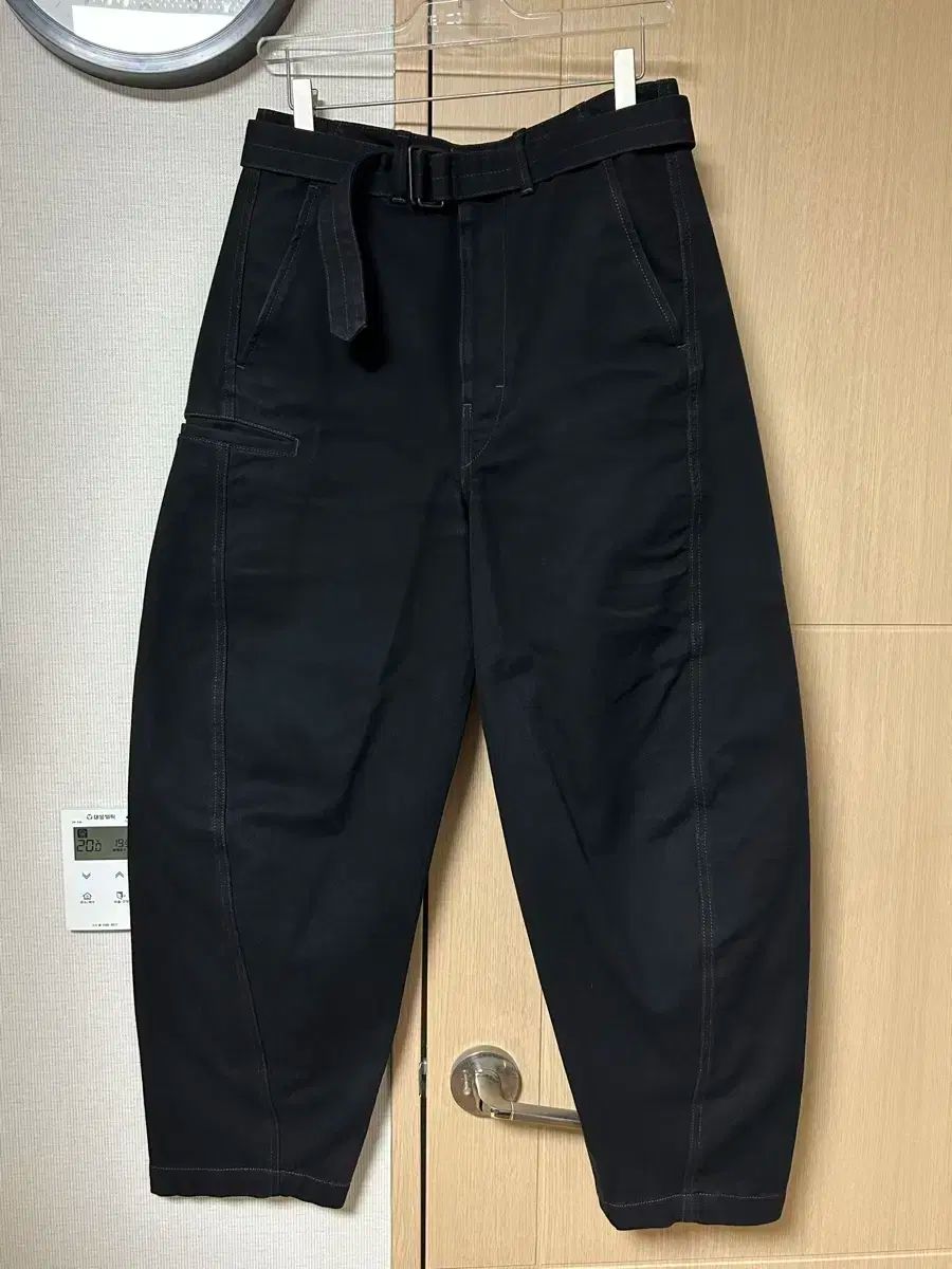 46 LEMAIRE ルメール 21fw ねじれた ベルト付き パンツ 黒