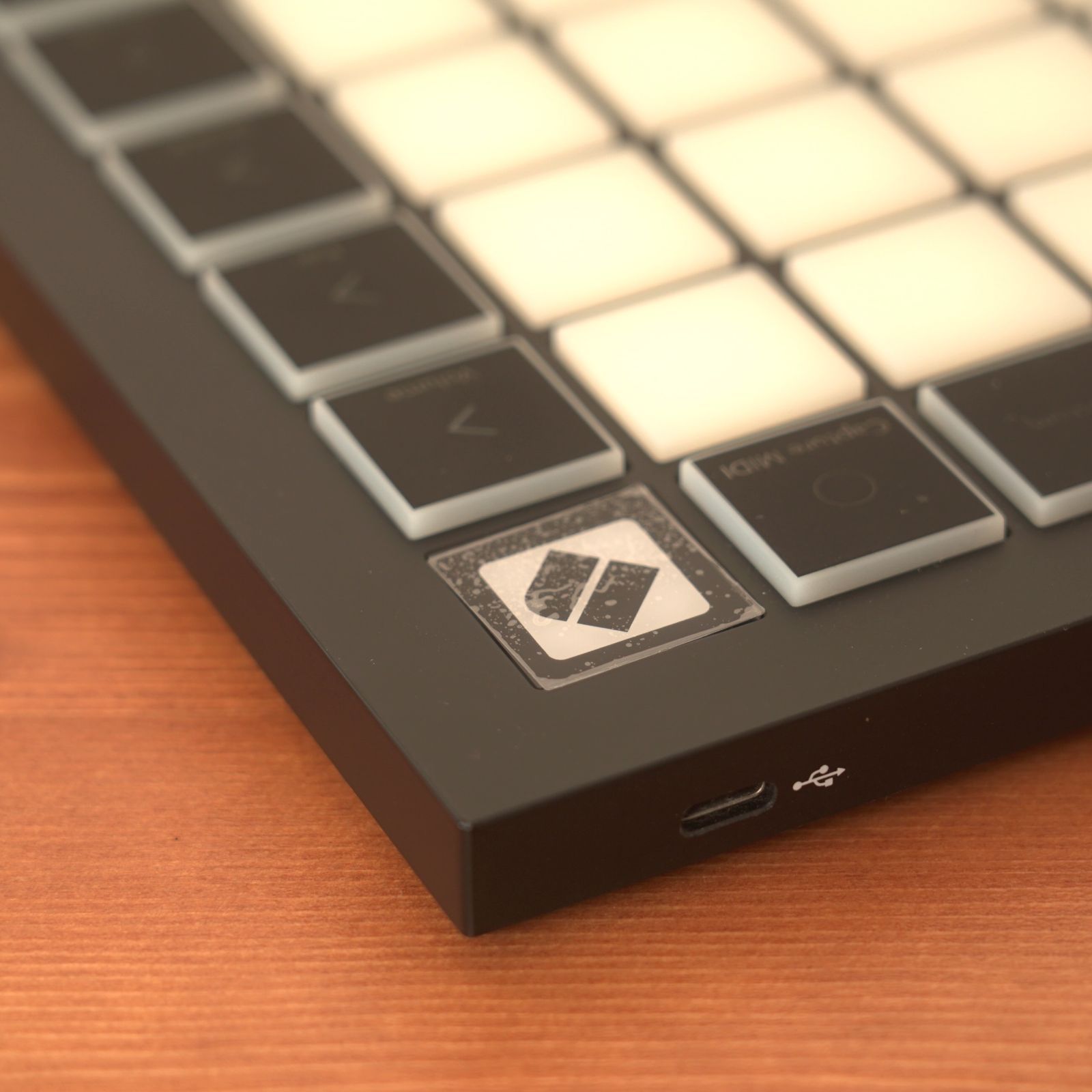 Novation Launchpad X USBケーブル付（Novationスタートガイド）