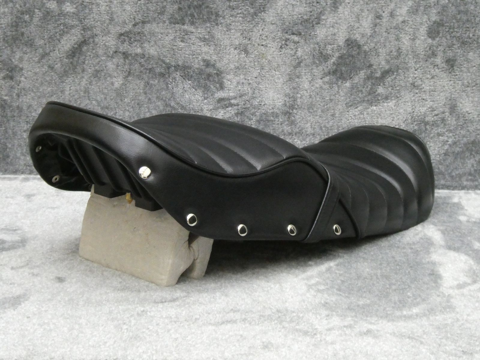 ジェイド250 タックロールシート 黒 皮 鋲打ち - メルカリ