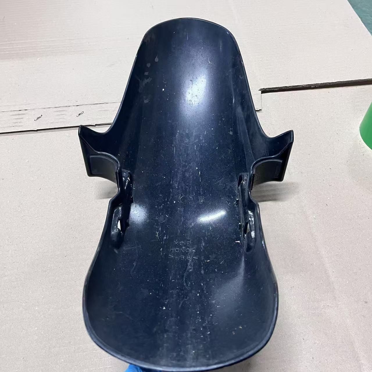 ☆中古・3営業日以内発送☆CB400SF-NC42純正フロントフェンダー割れ 