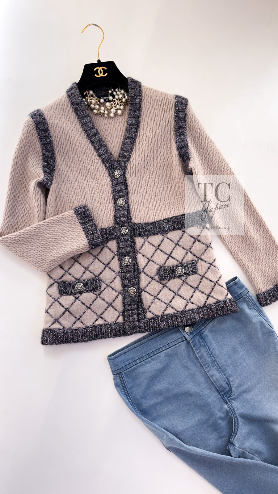 売れ筋商品|||シャネル カーディガン CHANEL 47万 ベージュ グレー マトラッセ キルティング シルク カシミヤ モヘヤ ニットカメリアCCボタン 34 47万 シャネル カーディガン CHANEL ベージュ グレー マトラッセ