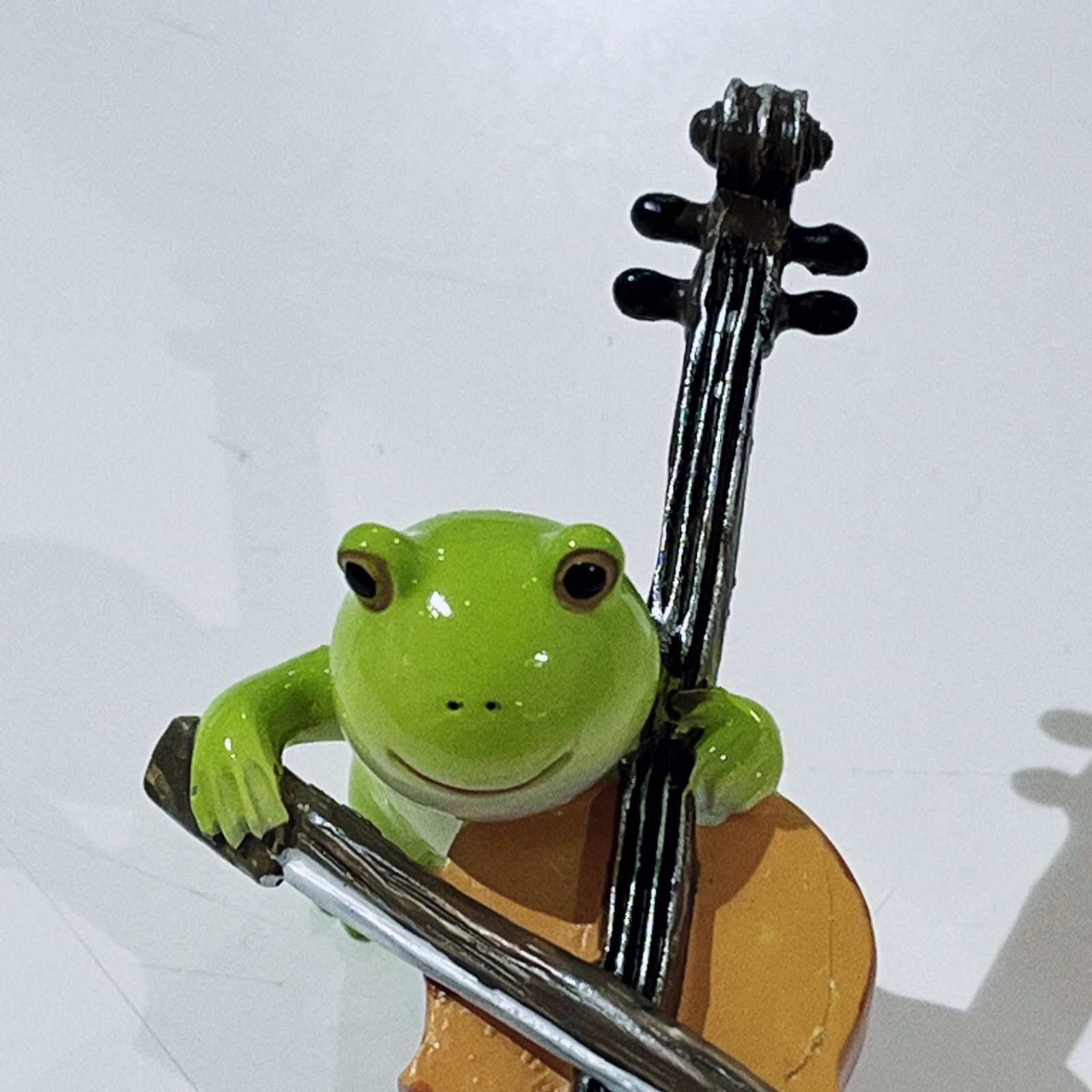 カエル雑貨 カエル楽団 バイオリン 置物 ミニチュア オーナメント オブジェ 蛙 フロッグ かえる - メルカリ