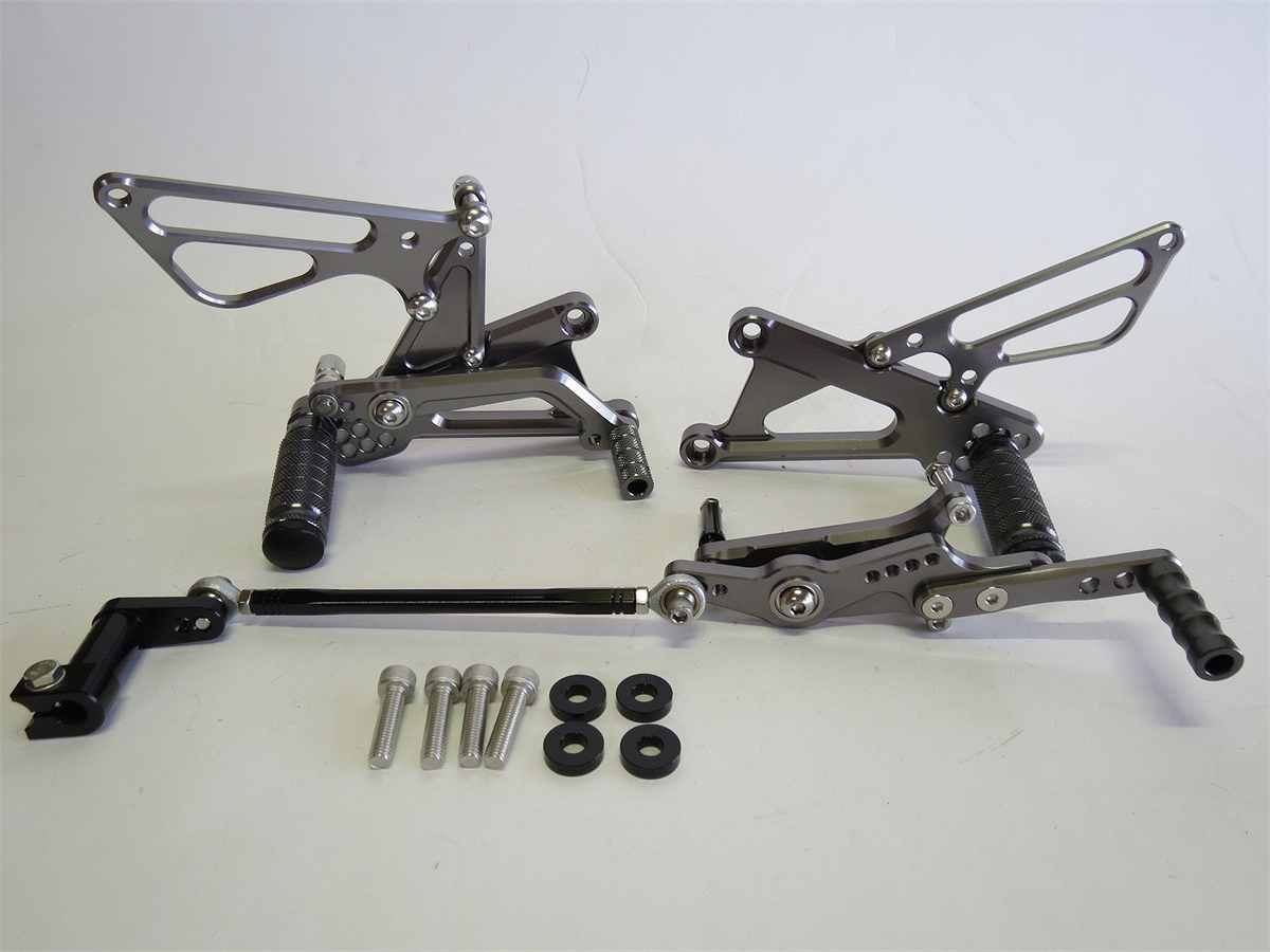Triumph デイトナ 675R 2006-2012年 CNC 調整式 バックステップ 灰