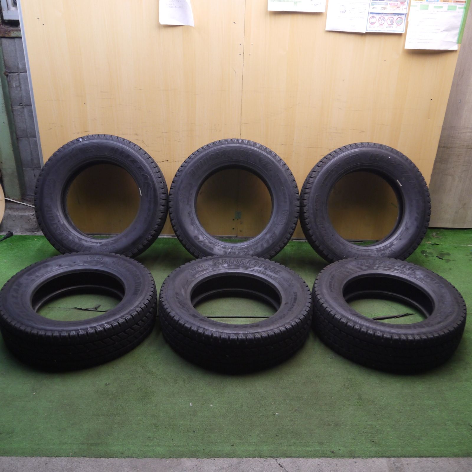 送料無料*バリ溝！9分☆トラック タイヤ 215/70R17.5 118/116L 