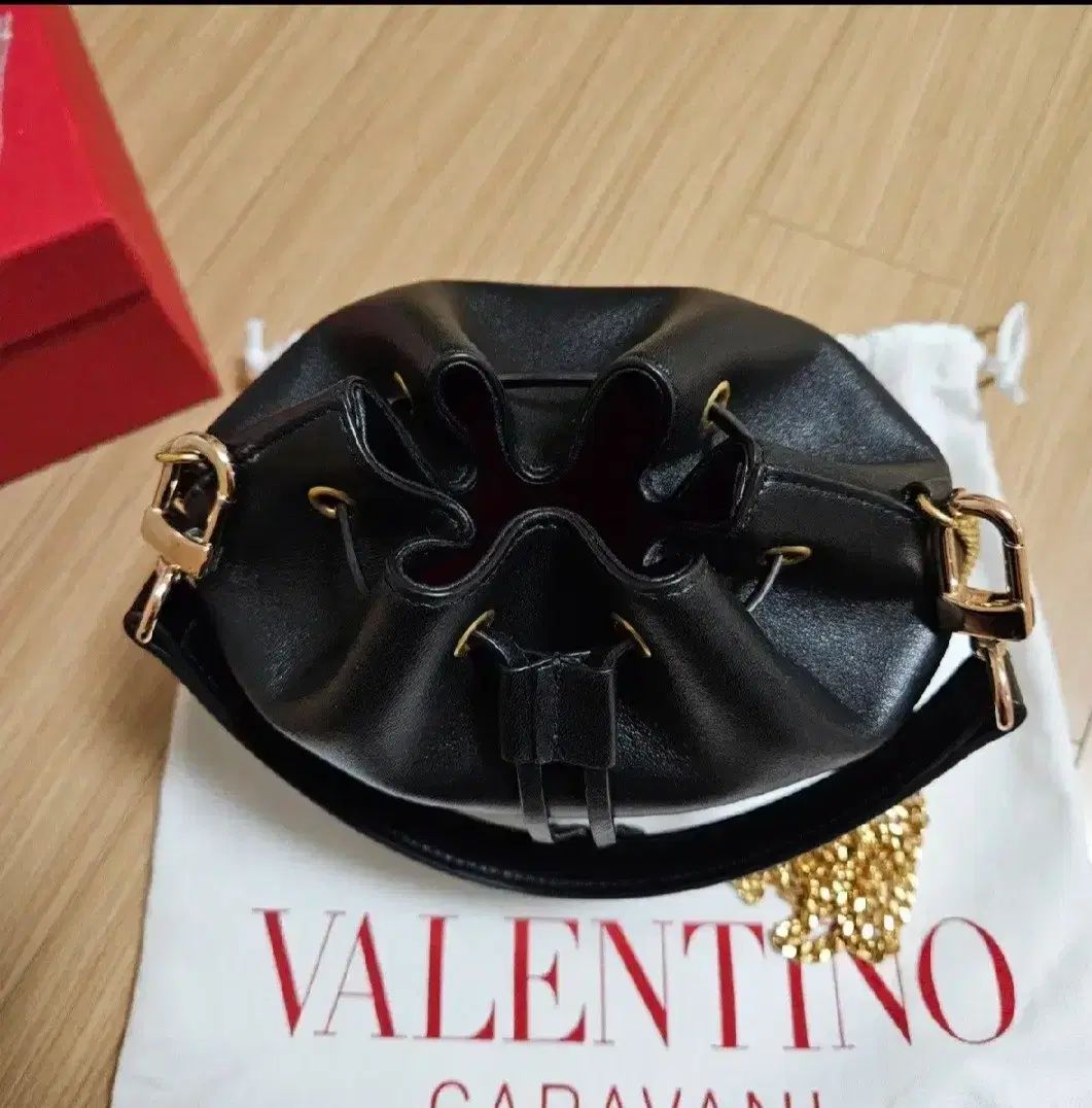 VALENTINO ブラック バケットバッグ VALENTINO 黒 レザー バケット