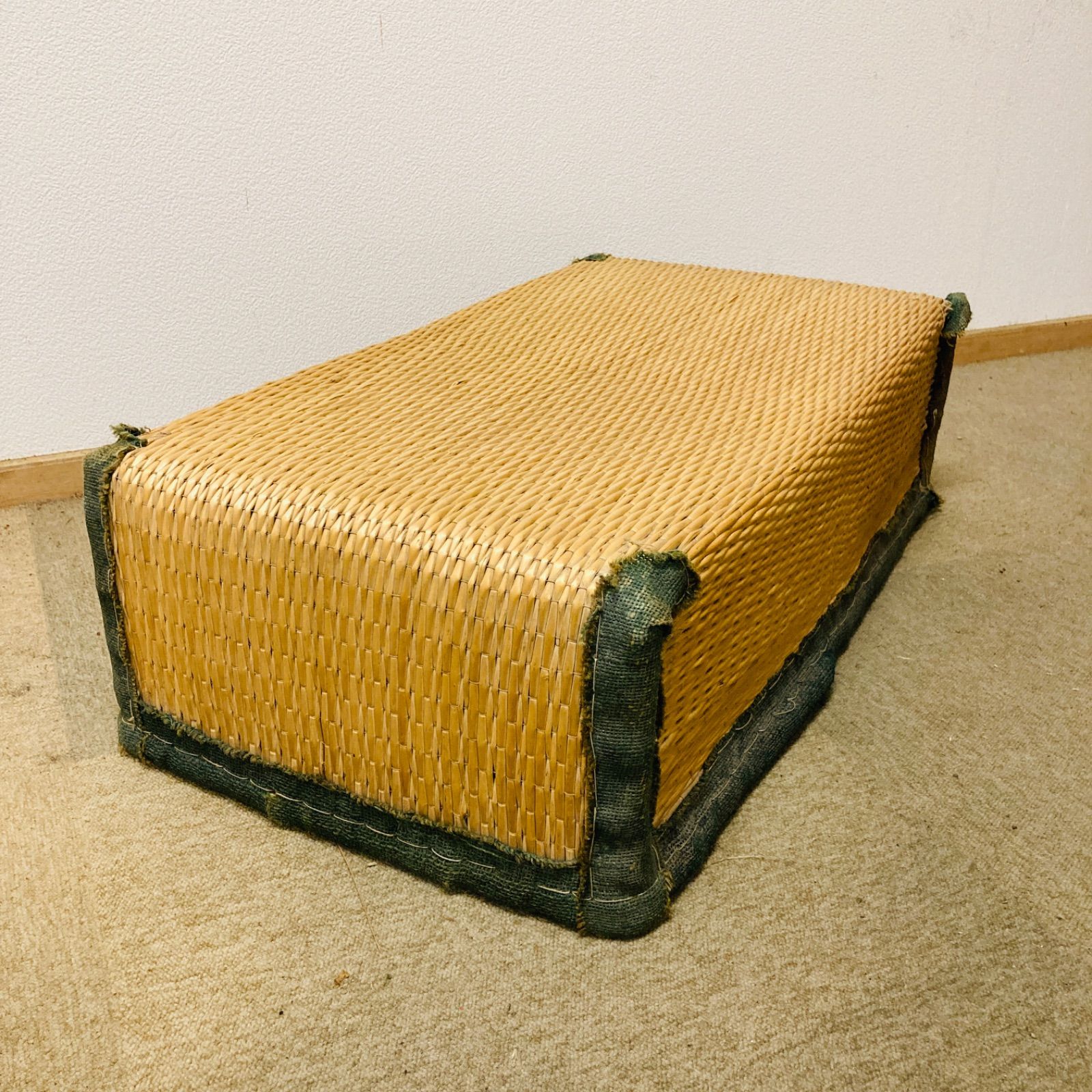 昭和レトロ 柳行李① 色褪せたグリーンの帆布がカワイイです 昭和レトロ 柳行李① 色褪せたグリーンの帆布がカワイイです