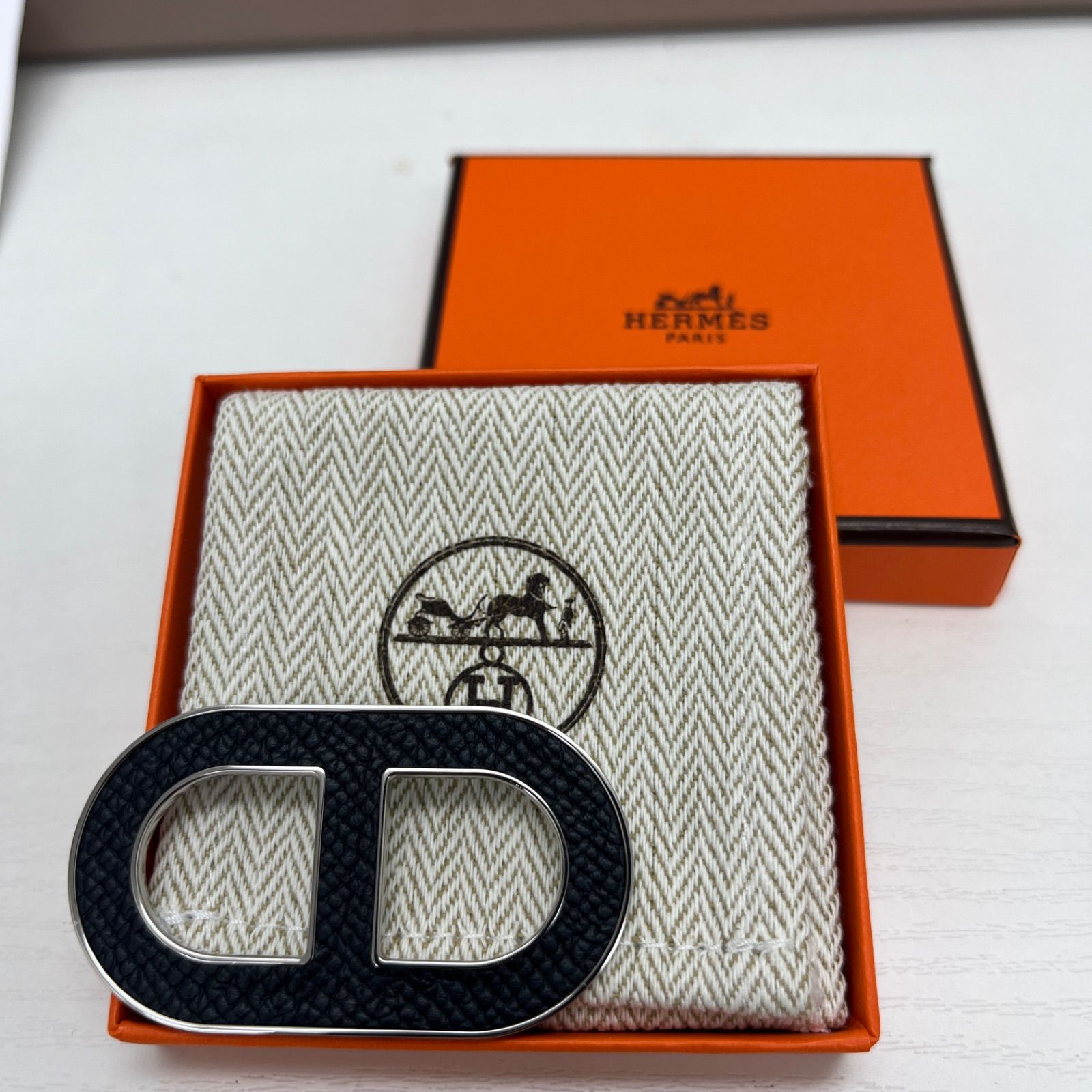 【新品未使用】　HERMES ブローチ　シェーヌダンクル　黒 新品未使用 HERMES エルメス 新作 シェーヌダンクル ブローチ 黒
