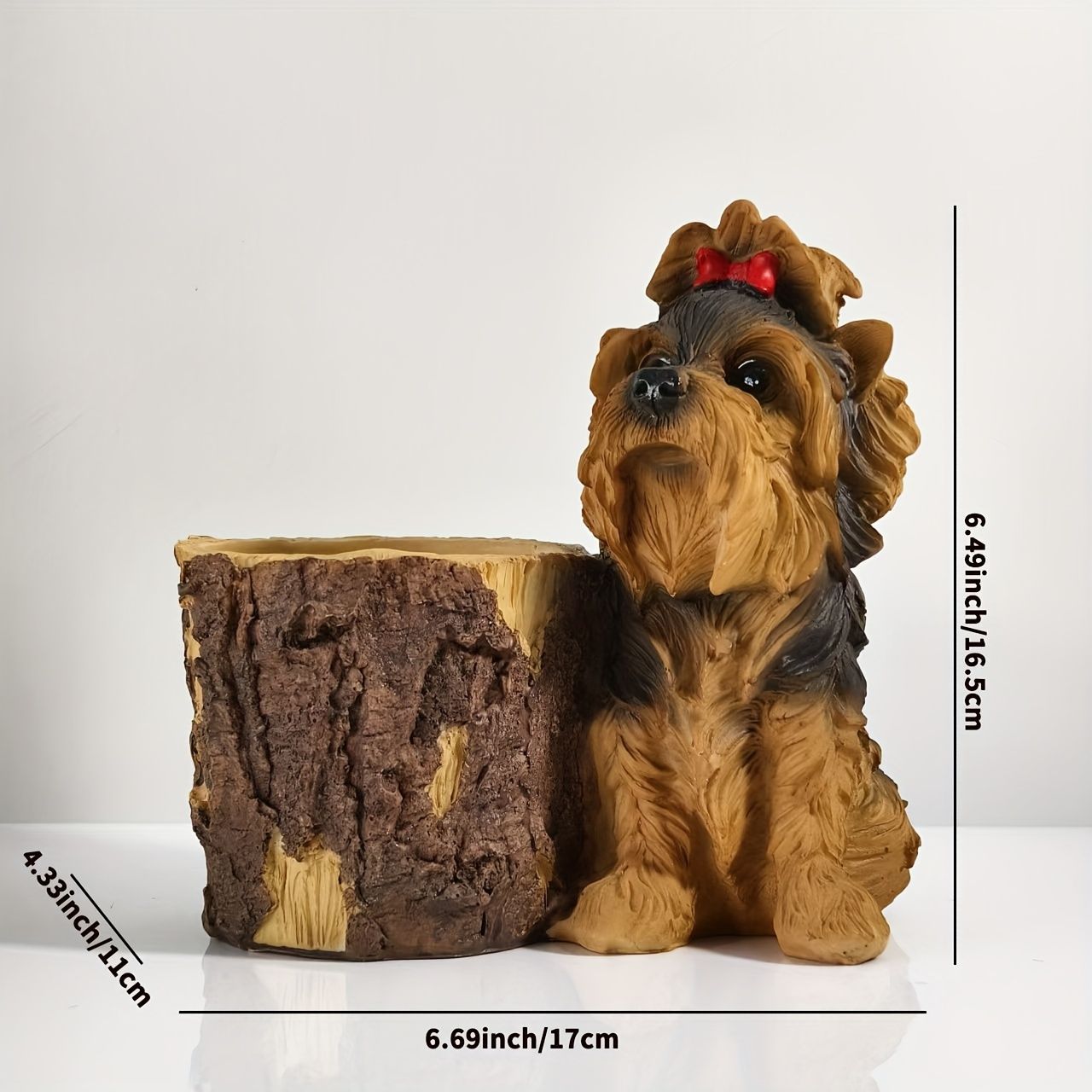 切り株の隣にいるヨークシャーテリア イヌ