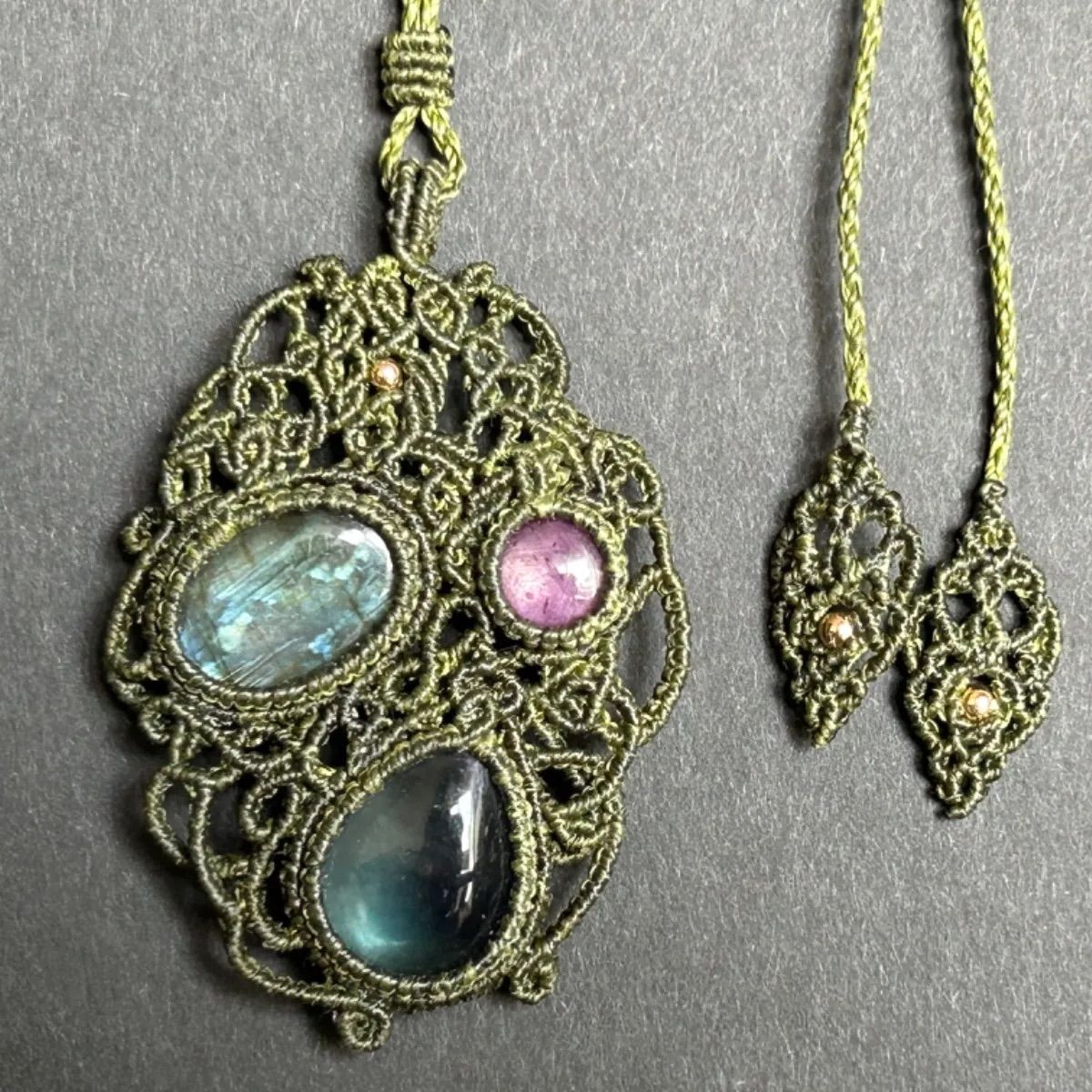 ルビー、フローライト、ラブラドライトのマクラメネックレス ストア