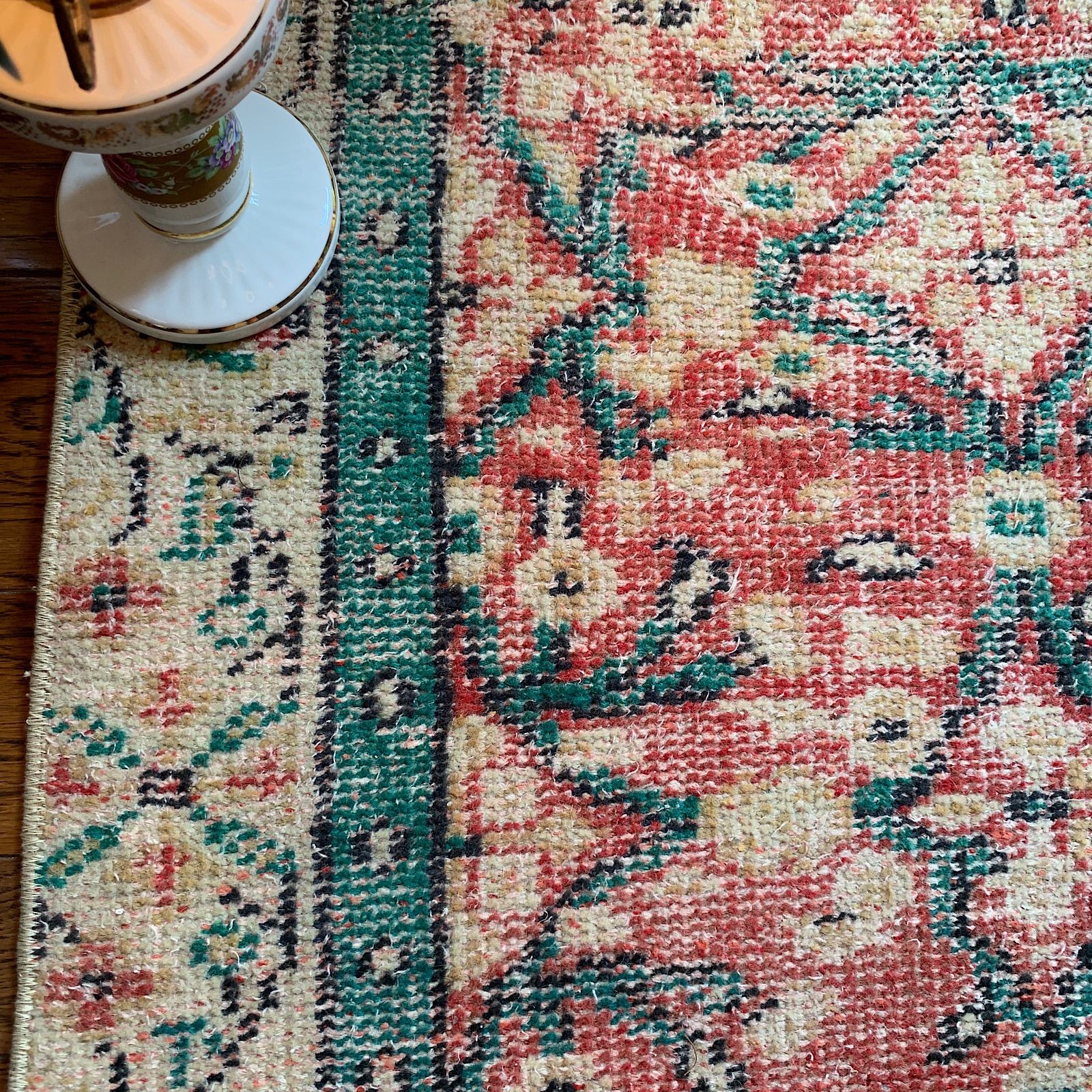 レア✳︎シャビーレッド　囲みコーラルオレンジ　フラワー　トルコヴィンテージラグ レア✳︎シャビーレッド 囲みコーラルオレンジ フラワー トルコ