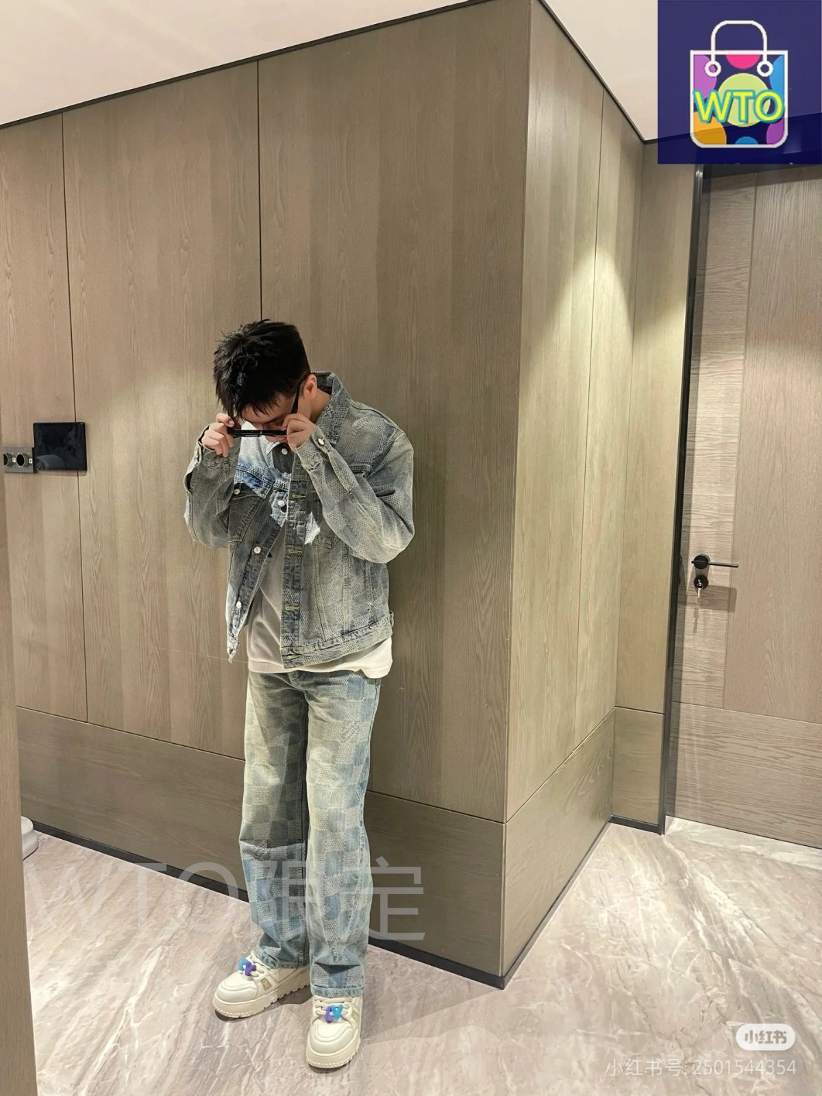 チェッカーボード柄のジーンズ