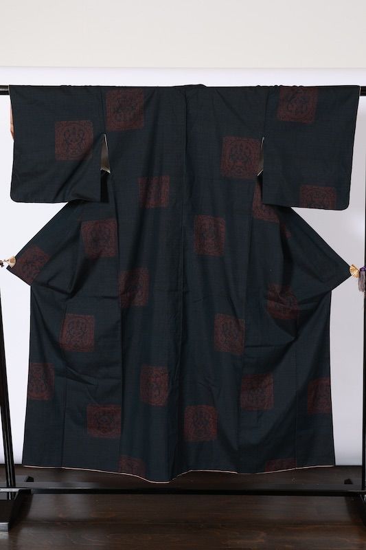 真綿紬 黒 赤 幾何学模様 80亀甲 A533 - メルカリ 