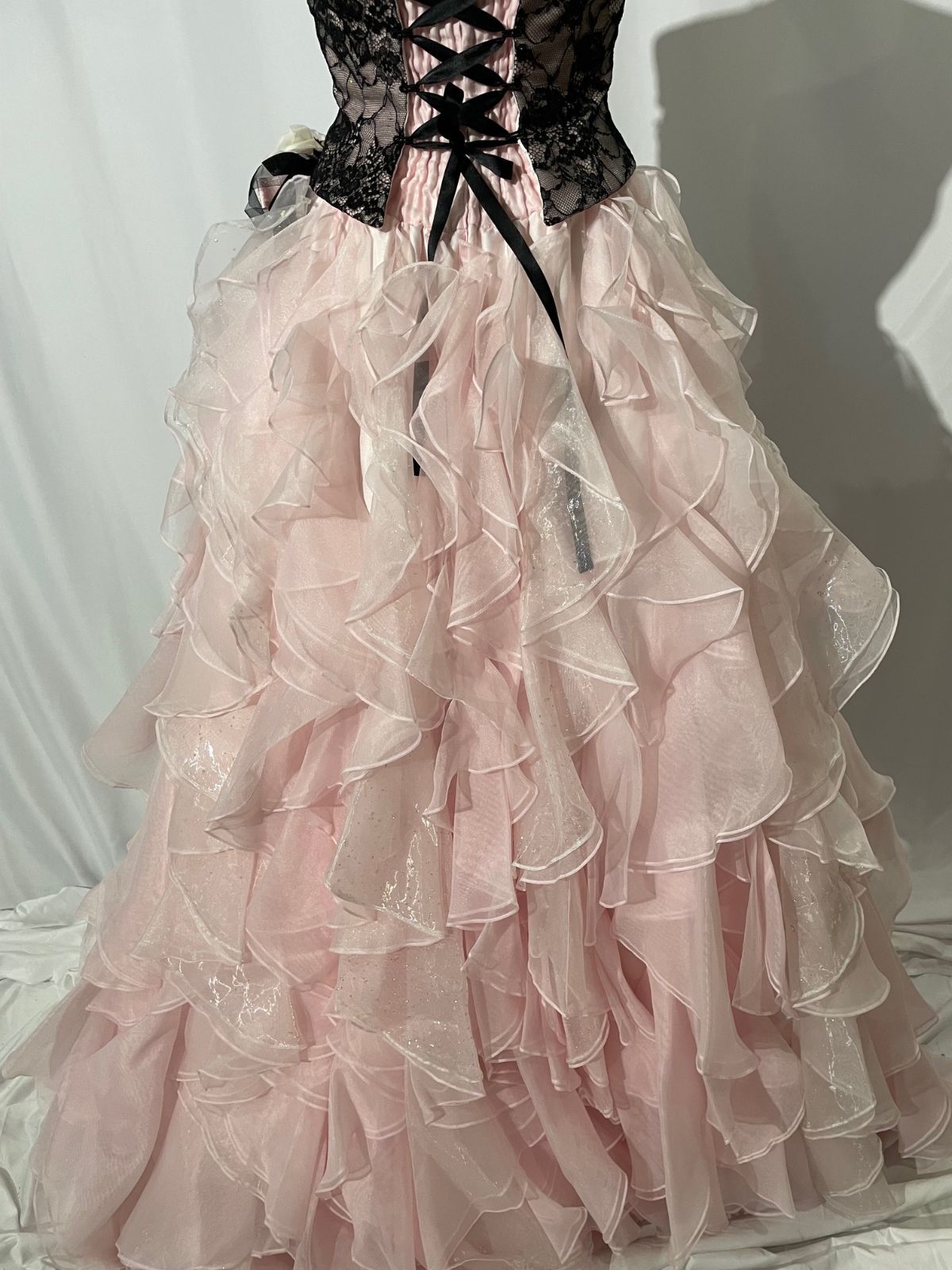 ピンクドレス ドレス ウェディングドレス 前撮り フォトウェディング コスプレ 二次会 花嫁 演奏会 お色直し ブライダル エレガント かわいい 編み上げ ロングドレス ヘアメイク カメラマン スタイリスト 花柄 フラワー MAAHADDERANG_COM