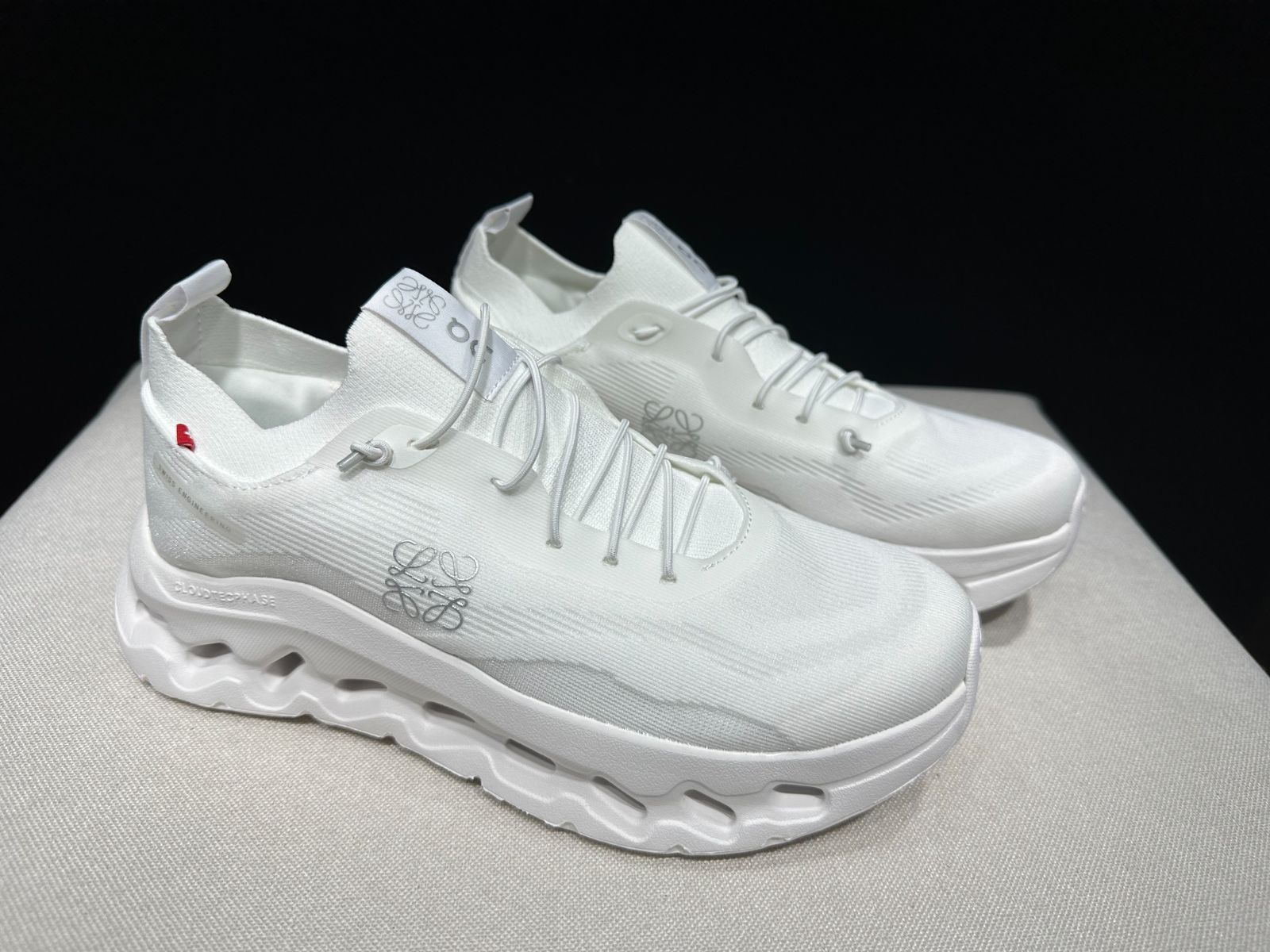 ホワイト LOEWE On Cloudtilt ロエベ オン メンズ レディース ランニングシューズ ランシュー ロード マラソン トレーニング スポーツ スニーカー 厚底 陸上 ランニング用品 並行輸入品 高見え スニーカー 