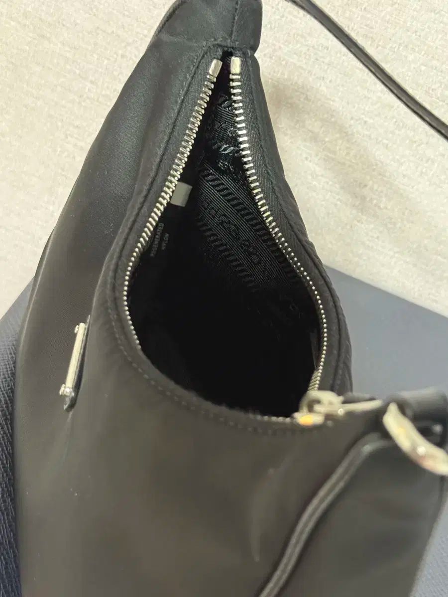 【PRADA】Re-Nylon 2005 リエディション ホーボーバッグ・中古 PRADA(プラダ) Re-Edition リエディション Re-Nylon ホーボー