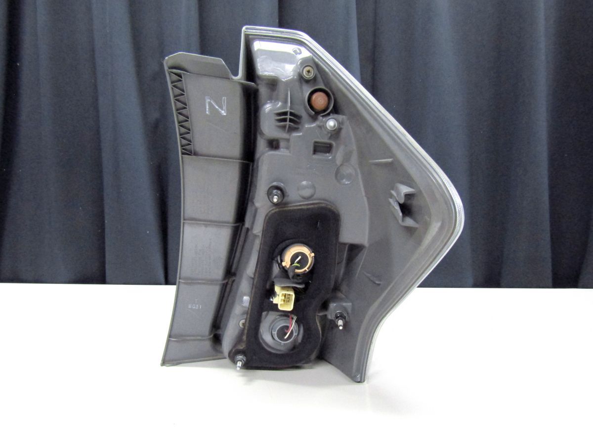 トヨタ 40 プリウスα 前期 純正 左 テールランプ ZVW40W Stanley