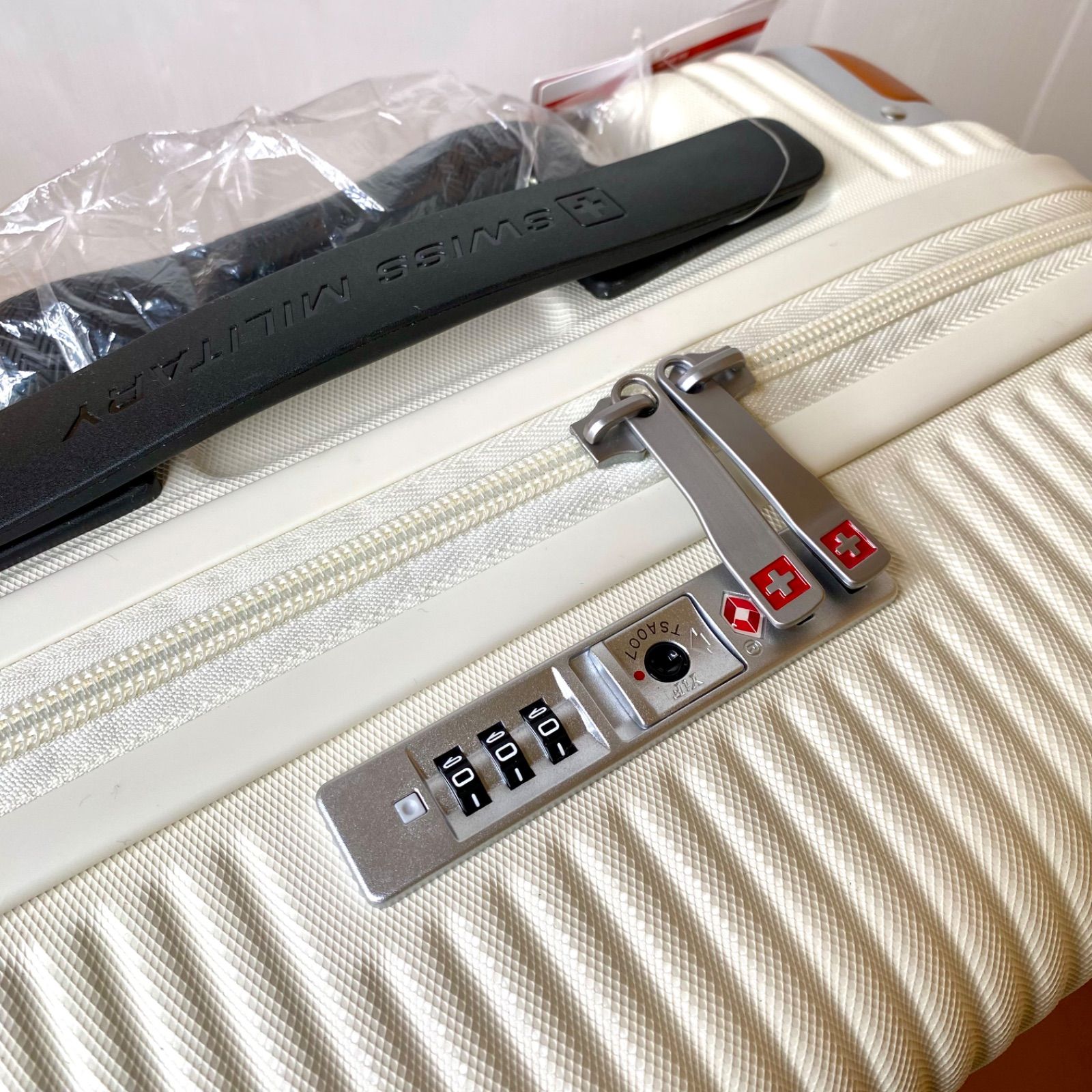 展示品 スイスミリタリー 20インチ スーツケース ホワイト 機内持ち込みサイズ スイスミリタリー スーツケース 20インチ 38.5L 機内持ち込み