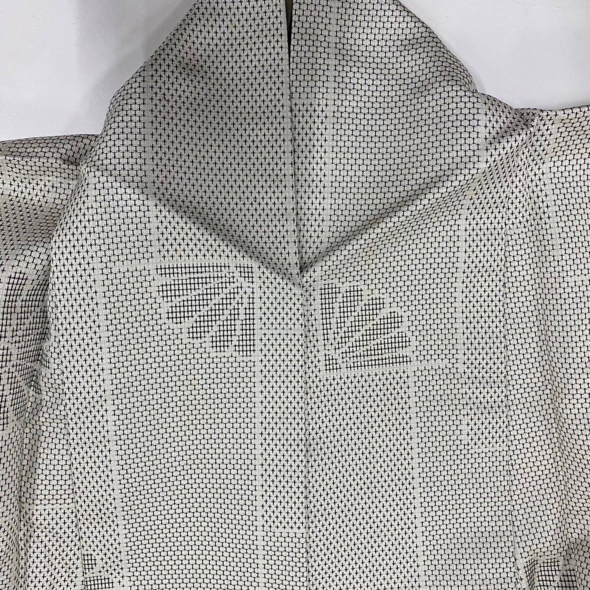 紬 身丈156cm 裄丈61.5cm S 袷 菊 幾何学 灰白 正絹 秀品 【中古  