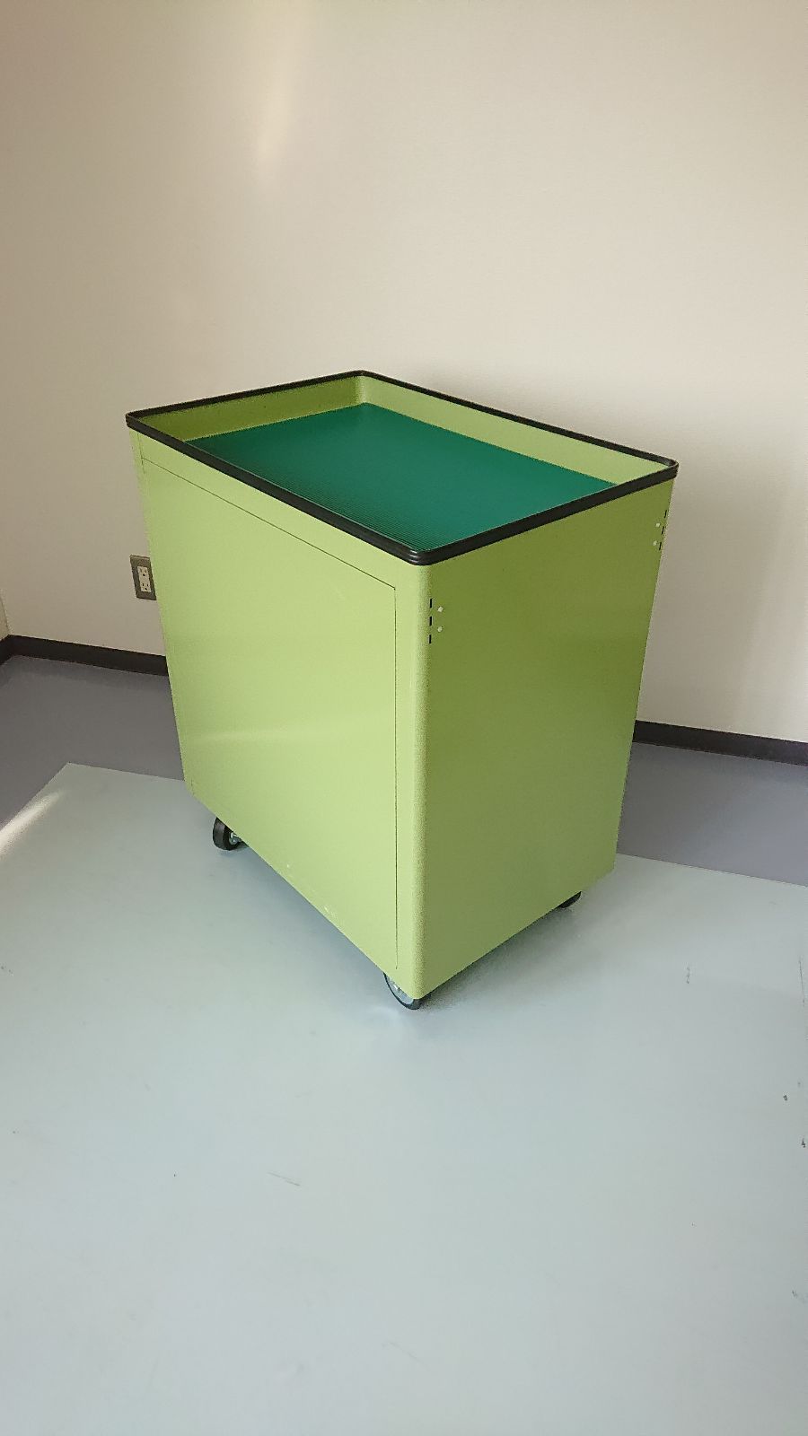 【現地引取のみ、リユース品】コクヨ　移動作業台　ワゴン　キャスター付き道具棚